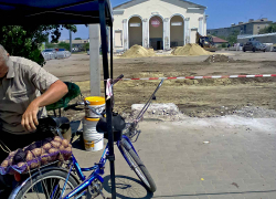 В Камышине собственник бывшей "Победы" очистил от строительного мусора площадку рядом с рынком