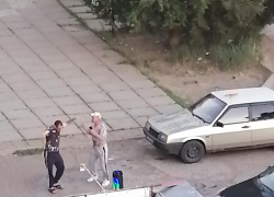 В Камышине веселые мужчины в трениках устроили себе дискотеку и сплясали на улице
