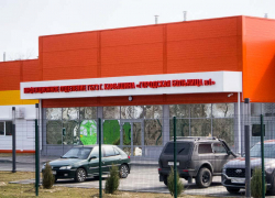 У новой инфекционной больницы в Камышине благоустроили парковку - и расчищают от старых строений соседнюю площадку