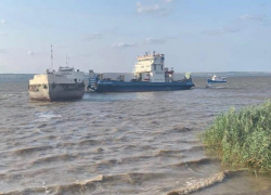 Груженный автомобилями паром «Марш Славянки», наконец, сняли с мели напротив Камышина