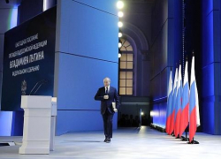 Владимир Путин выступил с Посланием к Федеральному собранию и пообещал по 10 тысяч рублей на каждого ребенка-школьника