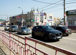 В Камышине полицейские задержали воровку, похитившую телефон школьницы прямо с прилавка кафе