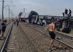 В Волгоградской области сошел с рельсов пассажирский поезд, выполнявший маршрут на черноморский курорт (ВИДЕО)