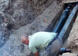 В Камышине жители второго участка каждый день, как на экскурсию, приходят к коммунальным котлованам 