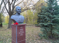 Простые камышане принесли живые цветы к бюсту Героя России Даниила Ежова в Камышине