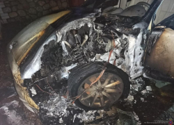 В Новоаннинском владельцу элеватора сожгли две дорогие иномарки (ВИДЕО)