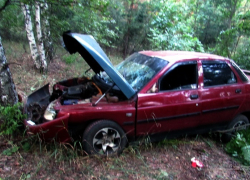 Два серьезных ДТП с четырьмя пострадавшими устроили молодые водители, врезавшиеся в деревья