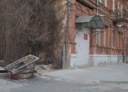 Ржавая ванна в Камышине переехала от салона «Чародейка» ближе к набережной