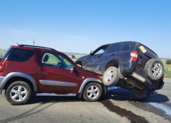 Легковушка повисла на капоте Toyota, в больнице 3-летний мальчик (ВИДЕО)