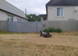 В Котово байкер навеселе врубился в забор и чудом остался жив