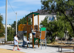 В Камышине малыши не дождутся открытия детского городка на втором участке и потихоньку его "обживают"