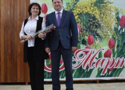 Глава администрации Камышина Станислав Зинченко вручил женщинам-бюджетницам  письма счастья и бонус - запечатлеться в паре с собой