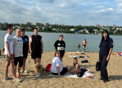 В Камышине полицейские поработали просвещенцами на пляжах