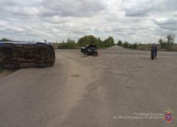 Под Камышином в "УАЗ"-фургон "влепился" "ВАЗ", пострадашего прооперировали в ЦГБ Камышина 
