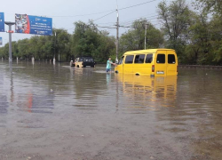 Жители Волгограда выкладывают в соцсетях кадры того, что натворил вчера ливень в городе-герое