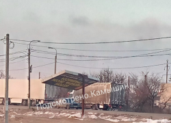 В Камышине от урагана "скособочило" рекламные щиты и перевернуло дворовые скамейки