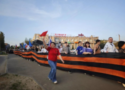 Как по Камышину пронесли огромную Георгиевскую ленту в честь Дня Победы