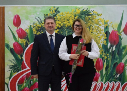 Публикаторы администрации Камышина выложили в открытый доступ снимки довольного Станислава Зинченко и счастливых женщин, которых он поздравил