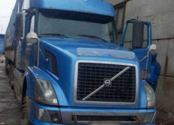 Любитель бренда Volvo присмотрел себе грузовичок и "позаимствовал" его прямо с дороги