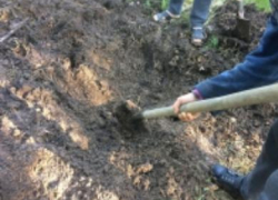 Жуткие страсти на сельском фоне: гражданский муж не потерпел соперника возлюбленной, задушил его и закопал тело