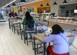 В Камышине в гипермаркете посетители оценили уголок под мини-кафе