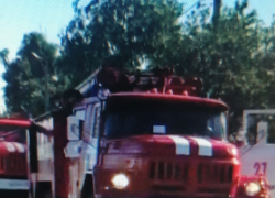 В Камышинском районе жителей Петрова Вала перепугал огонь и дым с вспыхнушей крыши дома (ВИДЕО)