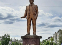 В городе Петров Вал Камышинского района так отреставрировали памятник Ильичу, что он заблестел