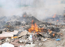 В Камышине мусорка горела так, что пришлось вызывать службу пожаротушения