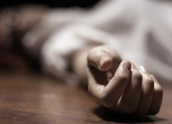 Из-за разлитого борща соседка била подругу гвоздодером по голове, пока та не захрипела перед смертью