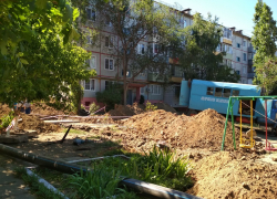 Коммунальщики Камышина без выходных заменяют опасные участки коммуникаций