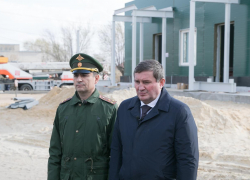 Во время видеоконференции Владимира Путина состоялось прямое включение с волгоградской площадки, где срочно строят медцентр для больных COVID