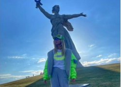 В Волгоград "не просто так" приехала Ольга Бузова и посетила Мамаев курган (ВИДЕО)