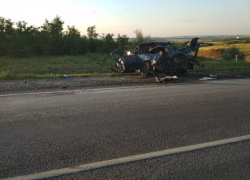 На въезде в Камышин "Фольксваген" врезался на "встречке" в фуру