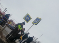 В Камышине в тяжелом состоянии увезли в больницу женщину,  переходившую дорогу на запрещающий сигнал светофора