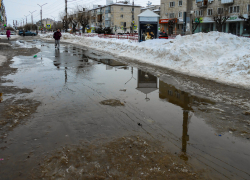 В Камышине с потеплением "заскладированные" горы снега хлынули реками по дорогам и тротуарам (ВИДЕО)