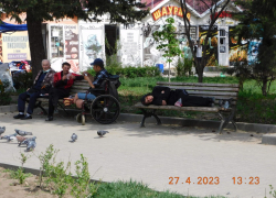 В Камышине горожан возмущают "небритые личности", устроившиеся у всех на виду спать и играть в карты на центральной улице Ленина