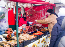 В Камышине на ярмарке у ДК "Текстильщик" шубы продаются "вперемешку" с красной рыбой