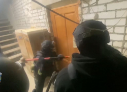 ФСБ вскрыла подпольную нарколабораторию в областном центре — начался штурм, - "Блокнот Волгограда" (ВИДЕО)