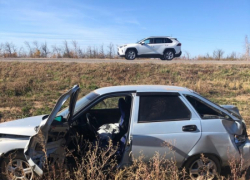 На трассе между Камышином и Волгоградом отечественная легковушка улетела в кювет, травмы получила пассажирка машины