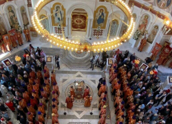 Вечером в Светлое Христово воскресение в Волгоград прибыл Благодатный огонь из Иерусалима