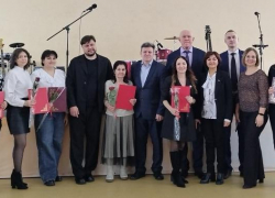 По какому случаю устроили фотосессию в камышинском Центре, "обслуживающем молодежь"