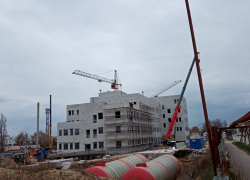 Администрация Камышина объявила, что строительство поликлиники "взошло" на пятый этаж, на каком уровне подготовка врачей - неизвестно