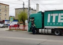 В Камышине правоохранители "заинтересовались" фурами, движущимися к мосту