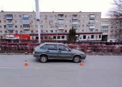 В Камышине полиция ищет беглеца за рулем красной машины, протаранившего отечественную легковушку и скрывшегося