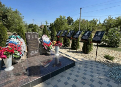 Мемориальные доски, посвященные памяти земляков, не вернувшихся с СВО, открылись в селе Антиповка Камышинского района в парке