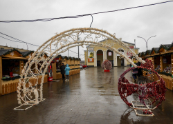 В Камышине у ТЦ "Победа" перед Новым годом выстроили прилавки - "домики", но продавцы держатся за "насиженные" места по соседству