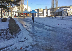 В Камышине тротуары превратились в каток