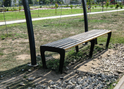 Зачем к скамейкам  в парке Текстильщиков насыпали гравий? - камышанка