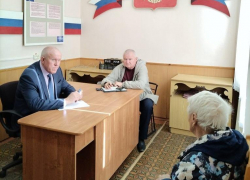 "Главный" камышинский депутат записал жалобы избирателей: что дальше - тайна