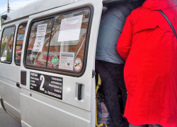 "Тов. Зинченко, пассажиры в салонах автобусов все "всмятку", не хотите загрузиться туда и вы с чиновниками?" - камышанин